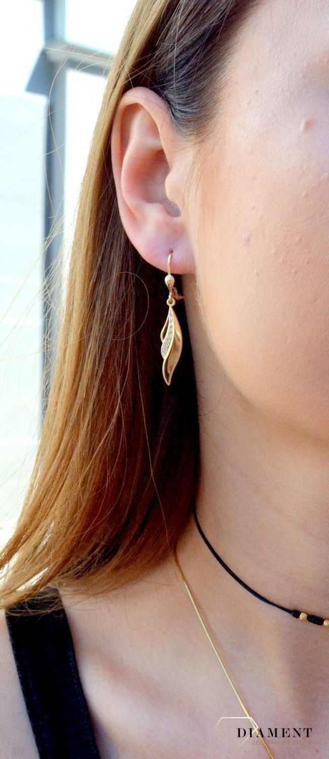 Złote kolczyki długie 333 wiszące zdobione prostą formą KL 5462 333. Złote kolczyki długie 333 wiszące zdobione prostą formą. Piękne złote kolczyki z zapięciem na bigiel angielski wykonanej z żółtego.jpg